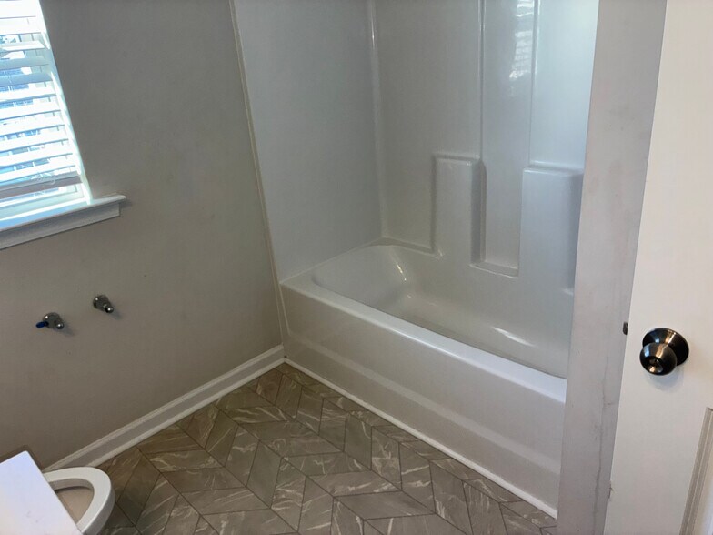 Building Photo - Room in House on Hopper Cir