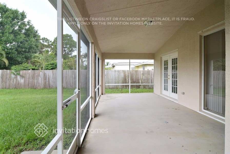 Building Photo - 668 SE Damask Ave