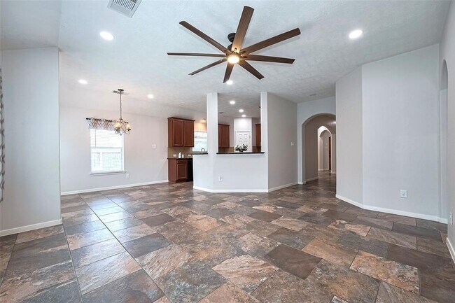 Building Photo - 2819 Lakecrest Way Dr