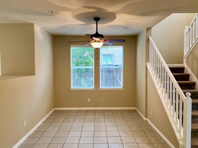 Building Photo - Beautiful Brentwood home with bed and full bath downstairs