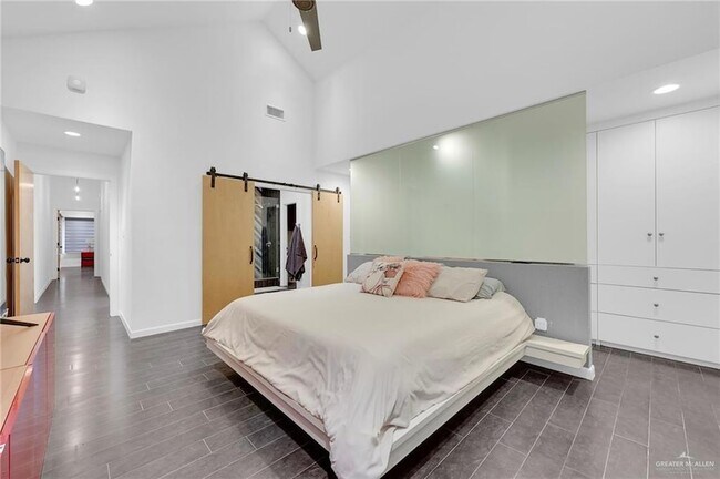 Building Photo - 2411 W Holland Ave