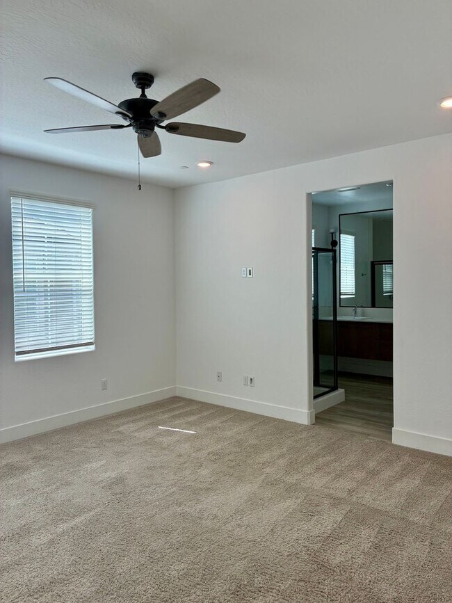 Building Photo - 2846 E Tamarind Dr