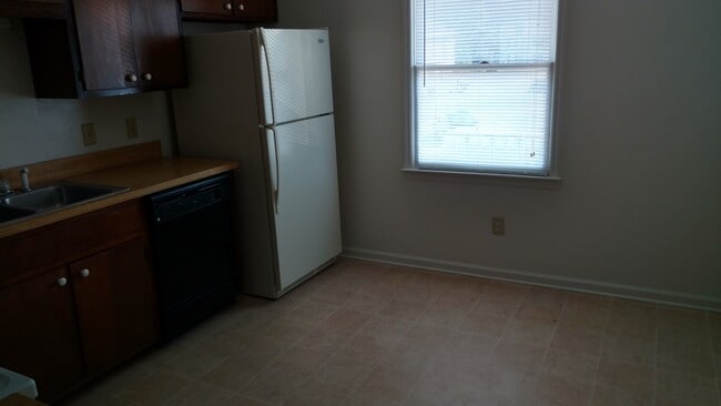 Building Photo - 2 Bedroom, 1 bath apartment Upstairs Unit