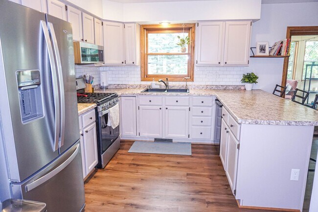 Building Photo - 3-Bedroom, 2-bath House With Fenced-in Yar...