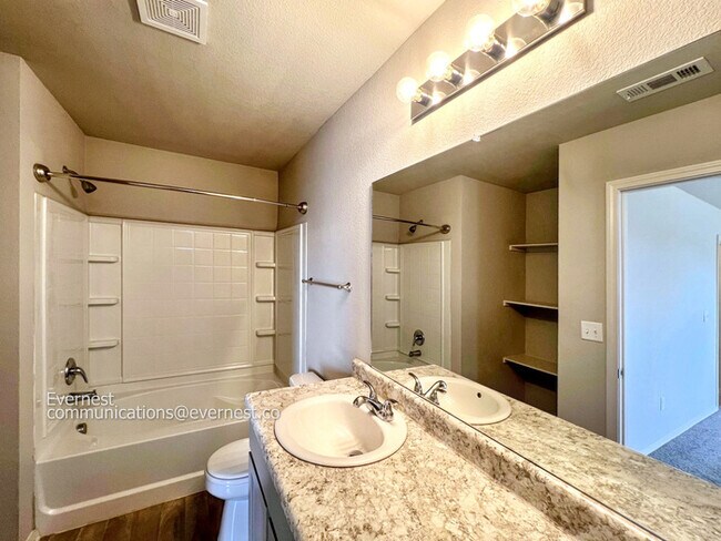 Building Photo - 1137 Santa Fe Trl