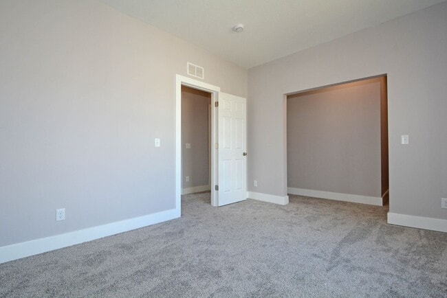 Building Photo - 294 Winifred St E