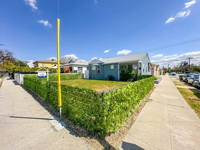 Building Photo - Charming 2-Bedroom Home in North Hollywood!