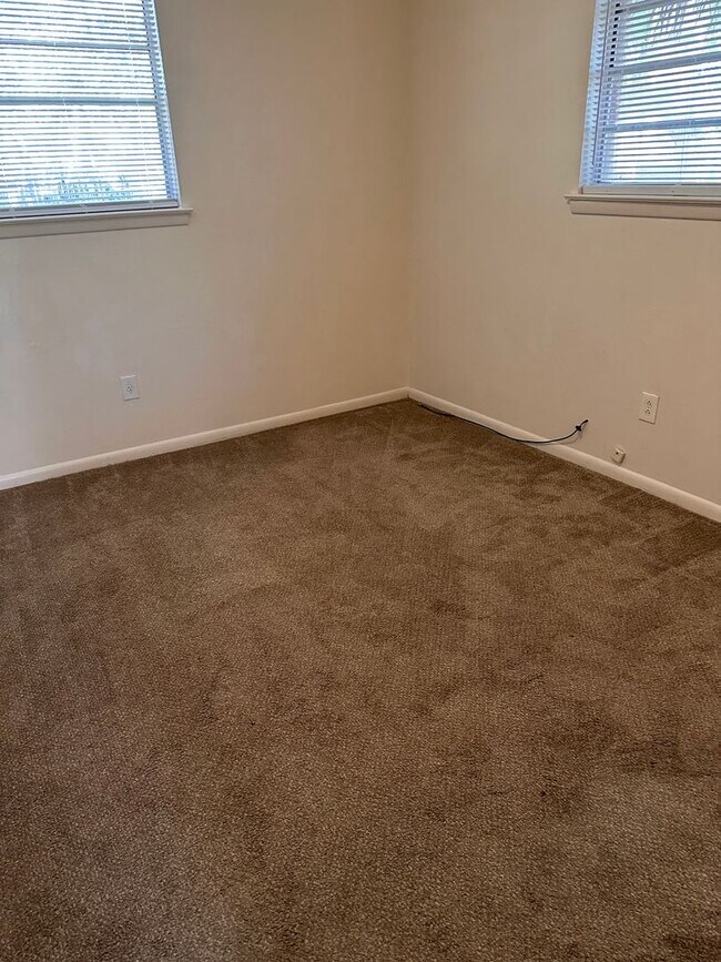 Building Photo - 3 Bedroom/ 1 1/2 Bath House - GREAT LOCATION