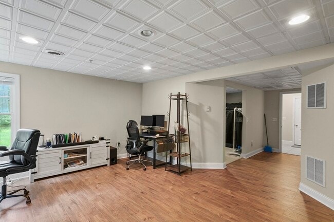Building Photo - 18 Lincoln Ln
