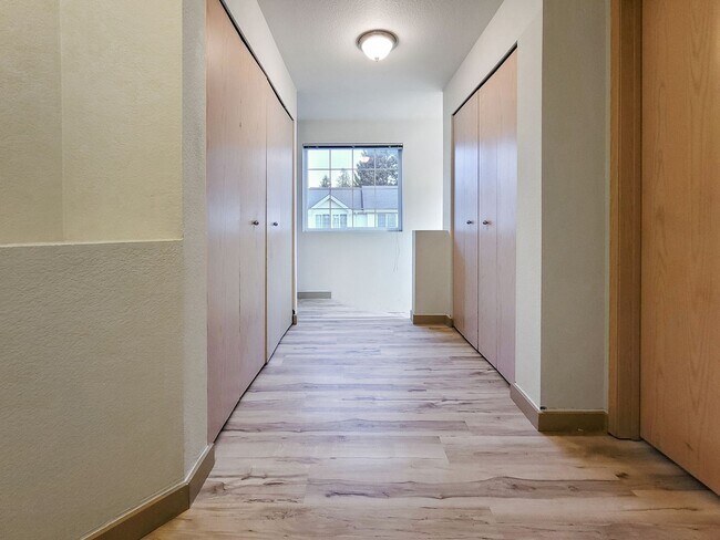 Building Photo - Kent East Hill Townhome with Garage & Patio