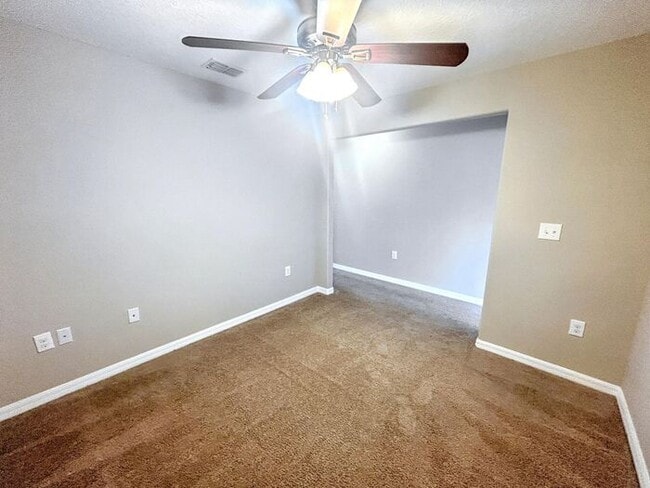 Building Photo - Beautiful 2-Bedroom Townhome with Modern A...