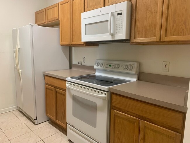 Building Photo - Lovely 3 Bedroom 2 Bath Condo