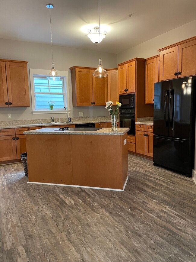 Building Photo - 183 Augusta Ave