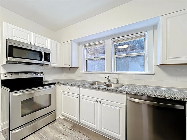 Building Photo - 944 18th Ave S