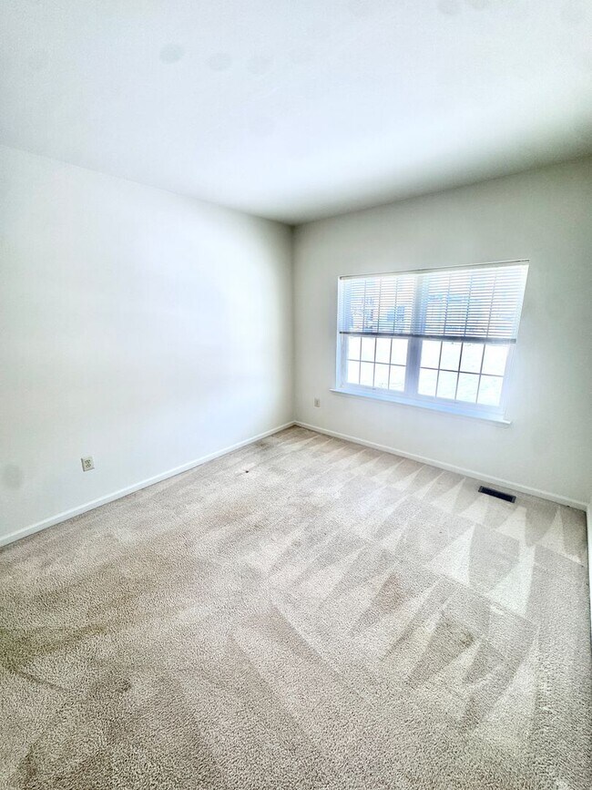 Building Photo - FIVE BEDROOMS in PARKLAND SCHOOLS!