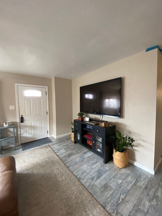 Building Photo - Gorgeous, Spacious 3 bed / 1 bath located near Encanto, San Diego!