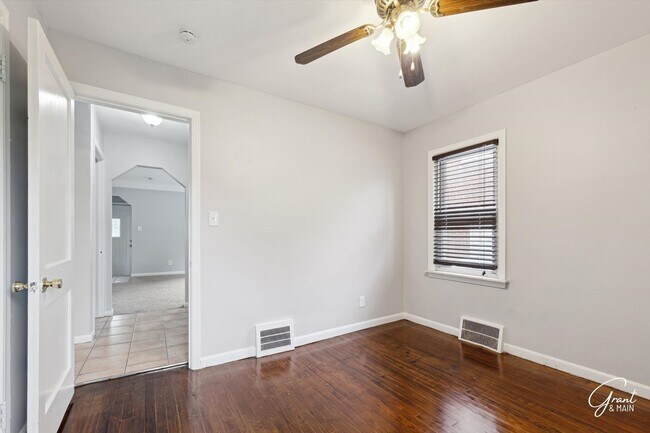 Building Photo - $1300 3 bedroom bungalow
