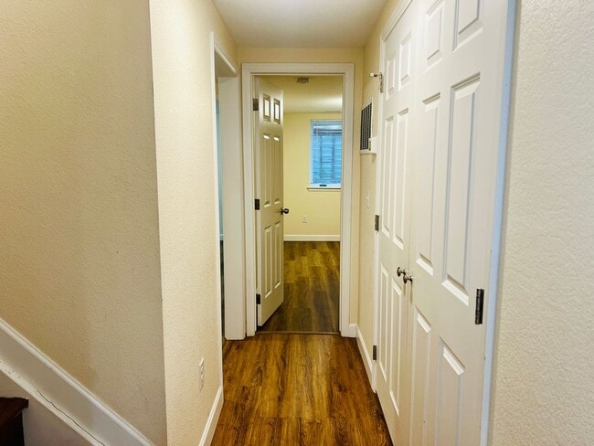 Building Photo - 3 Bed-1 Bathroom Available in Anshutz Medical Center Area - Duplex lower unit