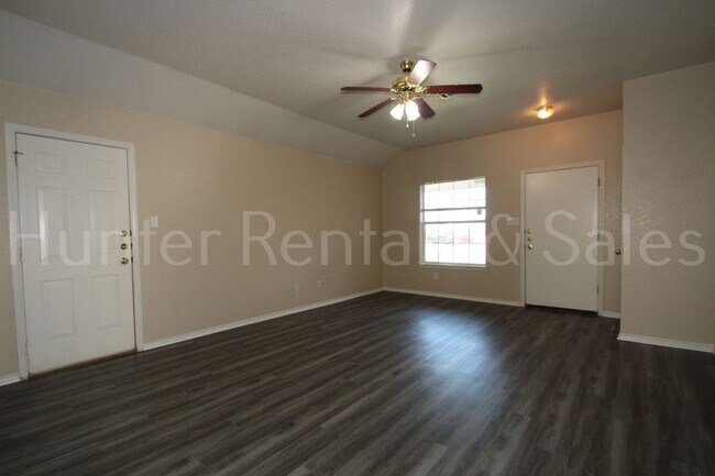 Building Photo - Spacious Duplex!
