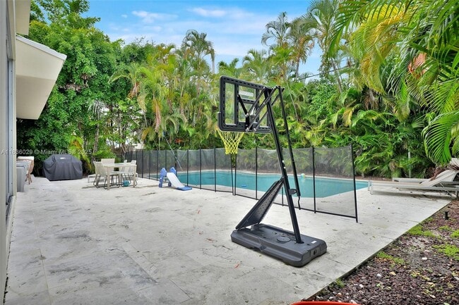 Building Photo - 5555 La Gorce Dr