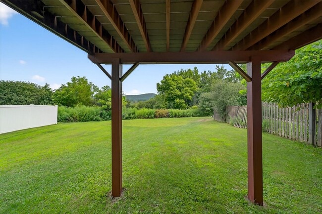 Building Photo - Gorgeous Newly Renovated 3 BR, 2.5 BA Town...