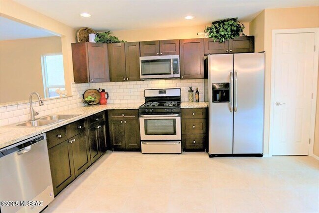 Building Photo - 727 W Buffalo Grass Dr