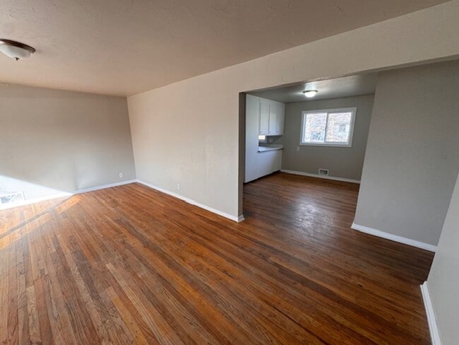 Building Photo - Super Clean 3BR with Hardwood, Large Closets & Garage