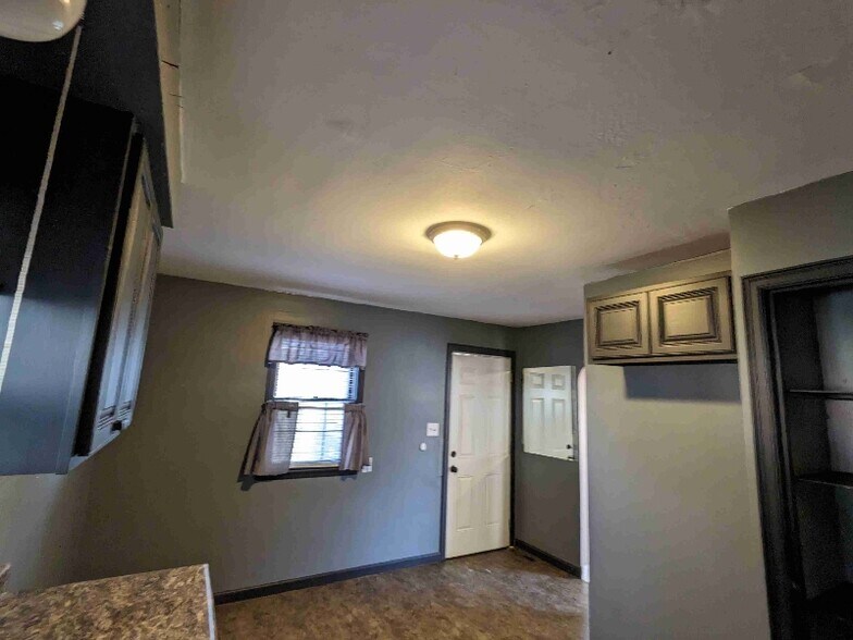 Building Photo - 256 Parkway Dr