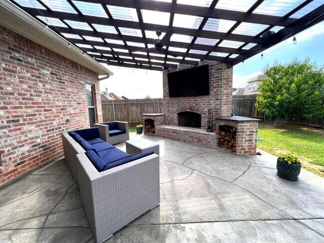 Building Photo - 725 Dumaine Dr