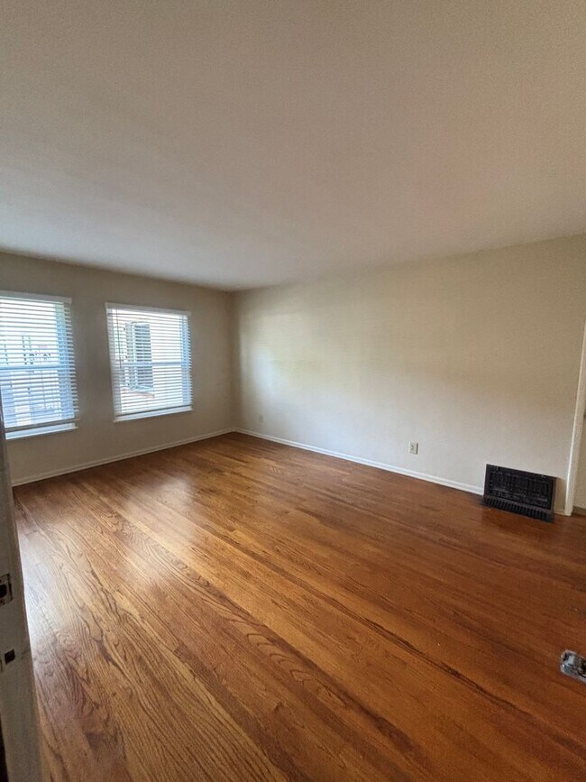 Interior Photo - 1000