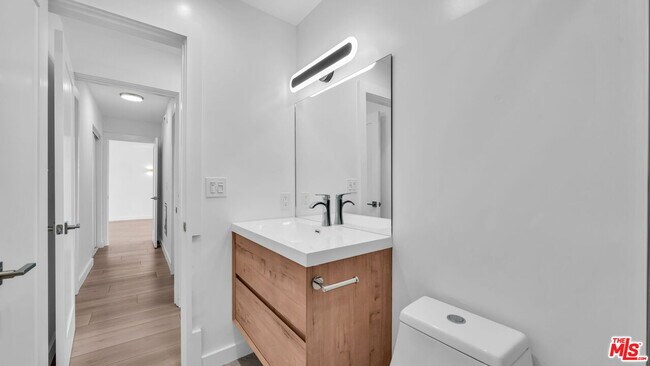 Building Photo - 305 San Vicente Blvd