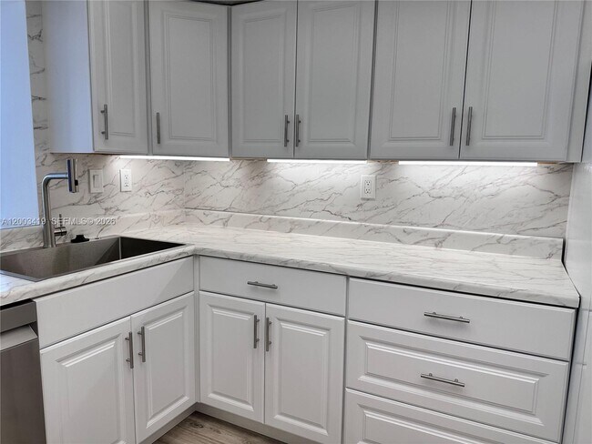 Building Photo - 800 Parkview Dr