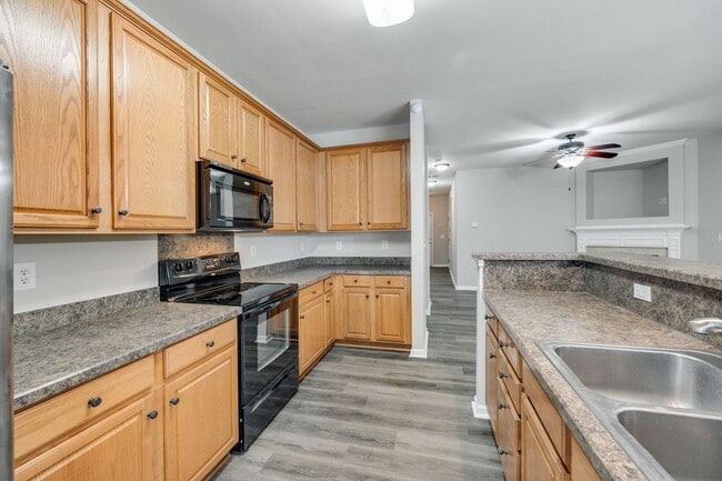 Building Photo - Location, Location, Location! 3 Bedroom 2....