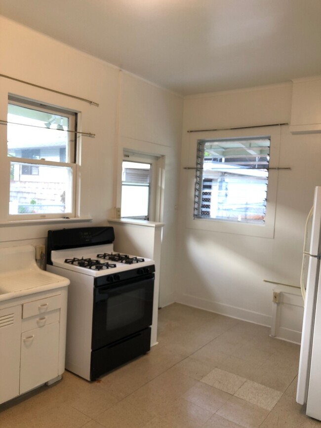 Primary Photo - Charming Studio w/ Full Kitchen in Kaimuki!