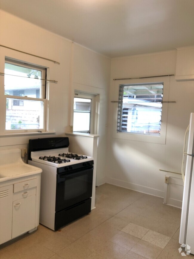 Building Photo - Charming Studio w/ Full Kitchen in Kaimuki!