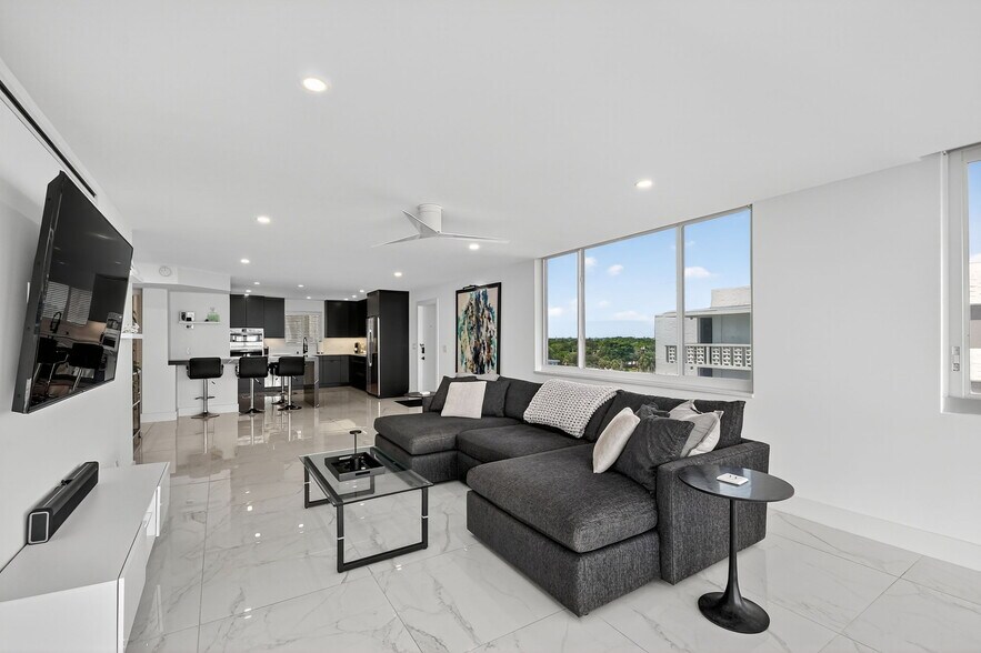 Building Photo - 301 Lake Shore Dr