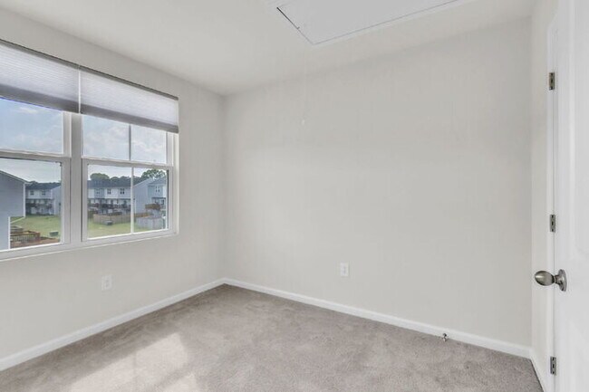Building Photo - Modern 3BR Townhome with Bonus Room Near F...