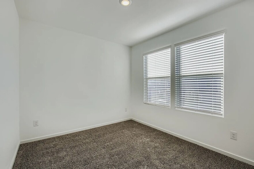 Building Photo - 904 Sandhill Crane Ln