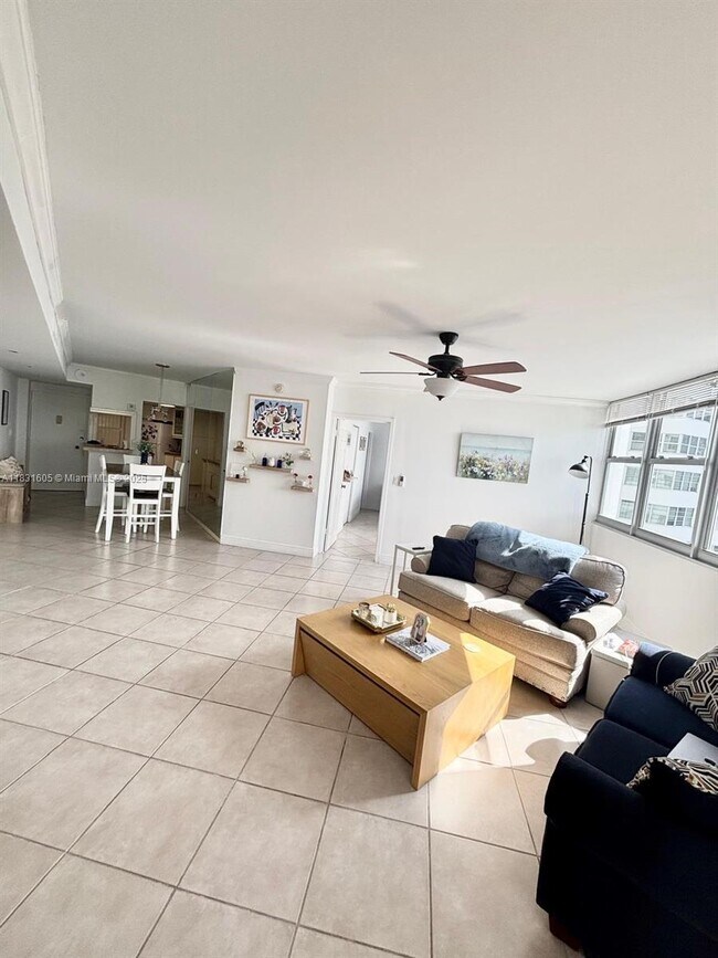 Building Photo - 999 Brickell Bay Dr