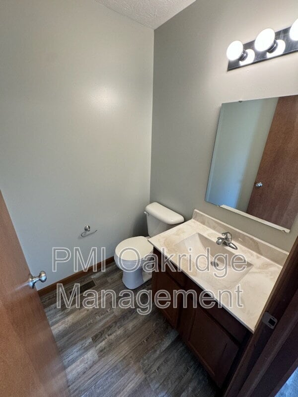 Building Photo - 729 Meadow Glen Ave
