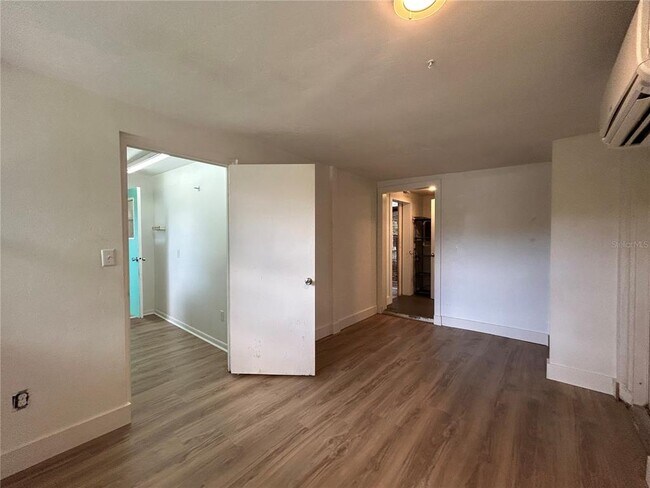 Building Photo - 1215 NE 21 Ave