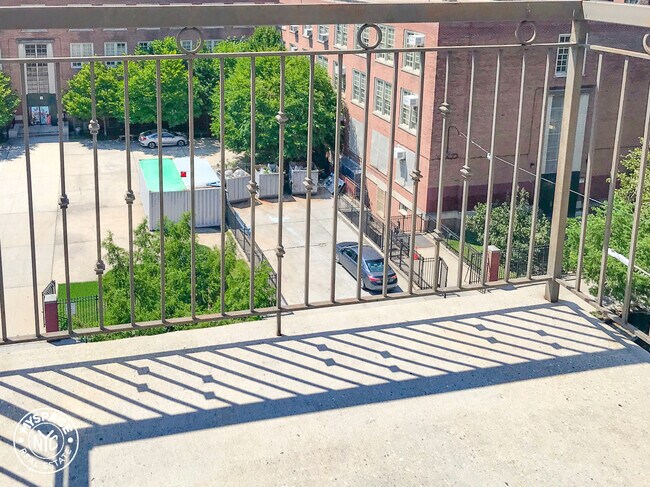 Building Photo - 475 E 8th St