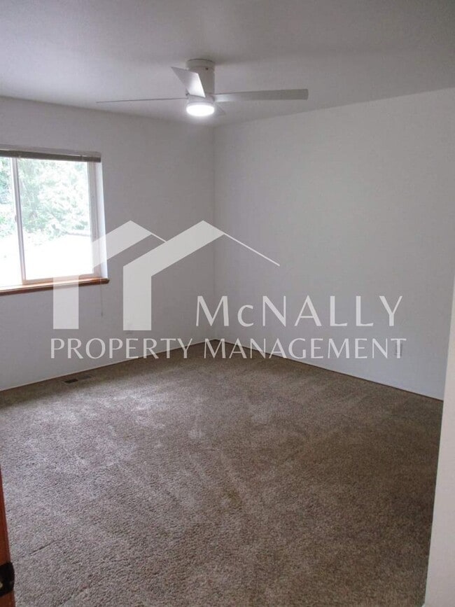 Building Photo - Charming 2 Bedroom 2 Bath Duplex