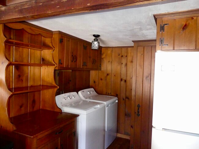 Building Photo - 82 River Rd