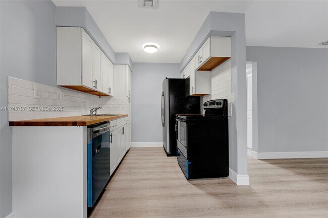 Building Photo - 1120 SW 30th St