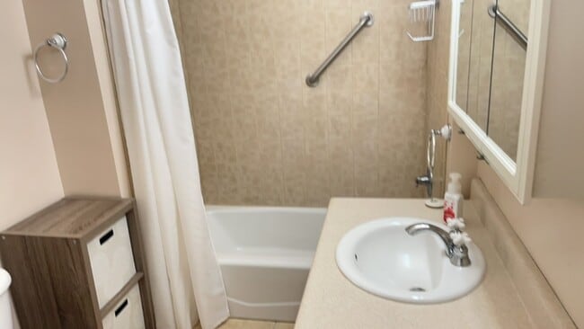 Building Photo - Peaceful 2-bedroom 1-bath Cottage with Dec...