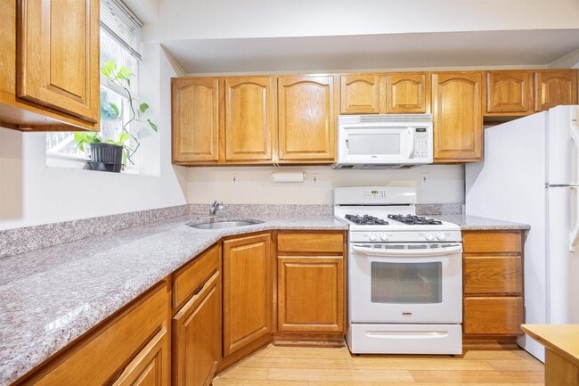 Building Photo - 182A Christopher Columbus Dr