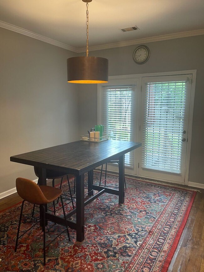 Building Photo - Cute Bungalow, Less Than Half Mile From We...
