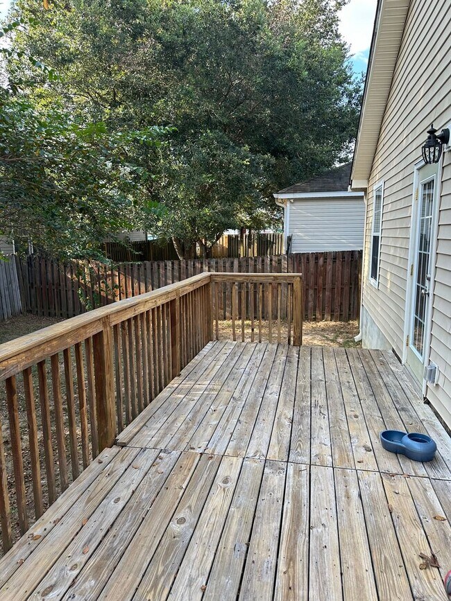 Building Photo - 3/2 Updated with Fenced Yard