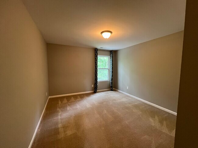Building Photo - 2198 Laurens Dr